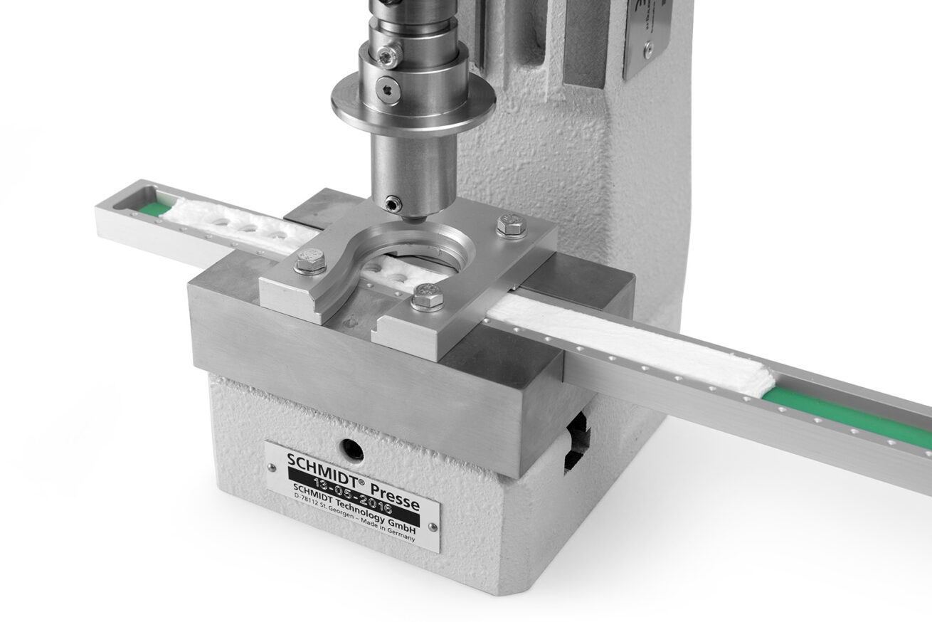 Liquid filling machine for filling microdoses of liquid