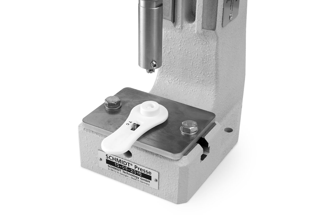 Liquid filling machine for filling microdoses of liquid