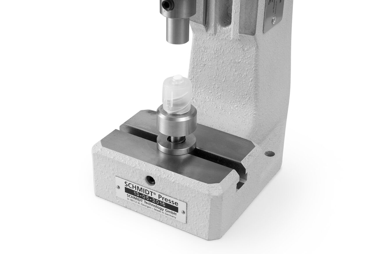 Liquid filling machine for filling microdoses of liquid